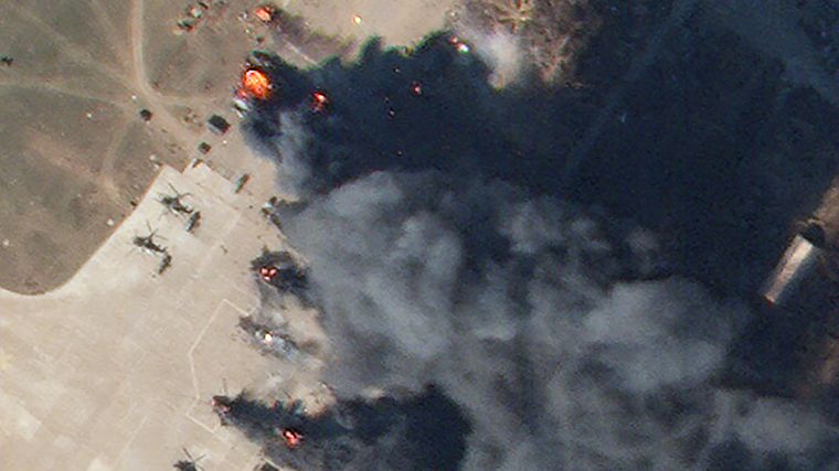 Se pueden ver helicópteros ardiendo en el área de acercamiento de la imagen.