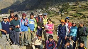 Monitores de la Escuela de Senderismo de Alcoy posan con sus alumnos en Perú. /LP