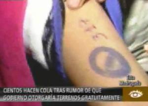 Estafadores sellan brazo de las parsonas que se 'inscriben'