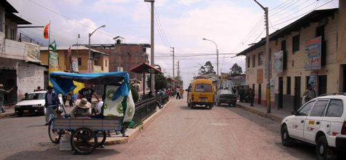 Avenida principal de Canta por donde pasará la carretera.