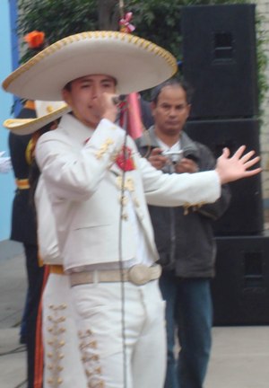Carlos Santana en plena labor periodística carabayllo.net