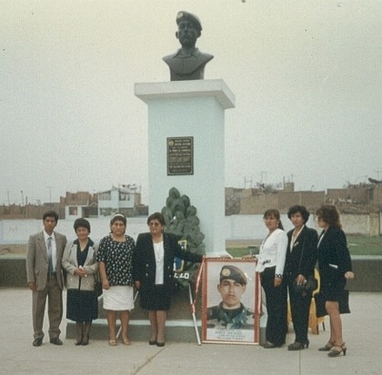 Familiares de Michel Loloy junto al busto que perenniza su memoria en el parque que lleva su nombre en Carabayllo.