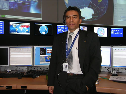 Martín Canales en el Centro de Control de Operaciones Espaciales de la Agencia Espacial Alemana que controla parte de las operaciones que realiza la Estación Espacial Internacional.