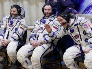 (De izq. a Der) astronautas y Borisenko Andrei (ruso), Alexander Samokytyaev (ruso) y Ron Garan (EEUU), tripulantes del Soyuz-FG lanzado desde la base espacial de Baikonur,Kazajstán, rumbo a la Estación Espacial Internacional (ISS). Foto: Dmitry Lovetsky / AP
