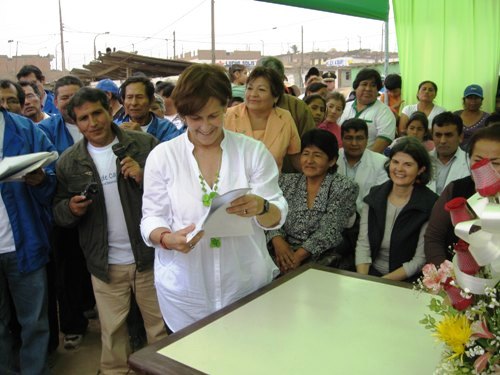Susana Villarán en Las Lomas de Carabayllo.